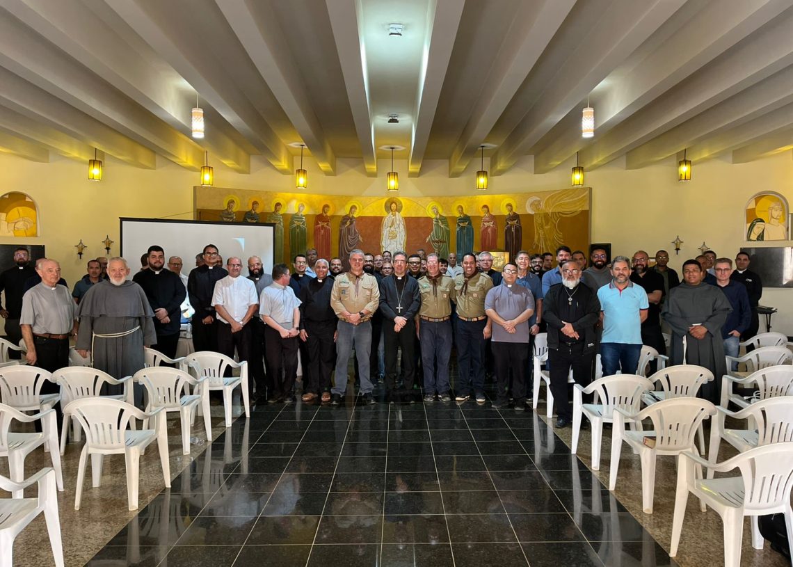 Reunião do Clero da Diocese de Luziânia com Dom Waldemar Passini Dalbello traz à importância do Escotismo Católico da AGEBR